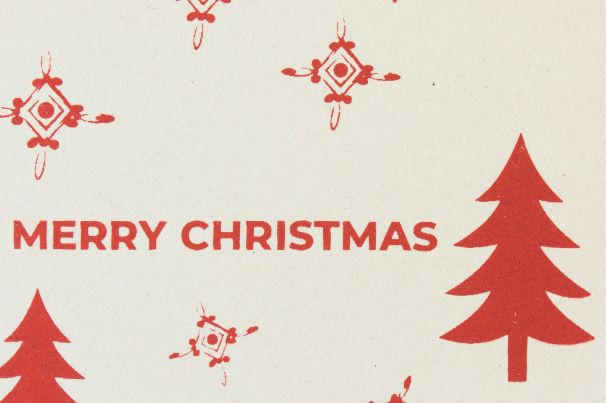 Weihnachtskarte, Detailaufnahme, 10 mal 15 Zentimeter, Postkartenformat, Siebdruck rot, mit Schriftzug Merry Christmas
