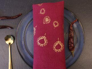Serviette, Farbe bordeaux, 40 mal 40 Zentimeter, Halbleinen, handbedruckt mit Siebdruck, Effektfarbe Bronze